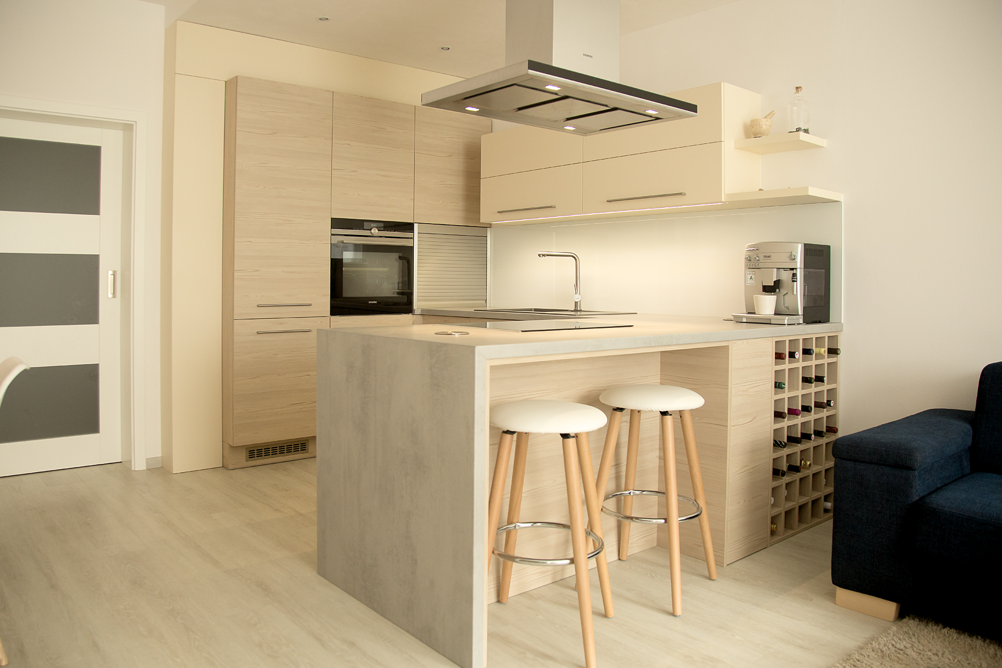 Návrh a realizace kuchyně s jídelnou v kombinaci dřevo - krémová - beton