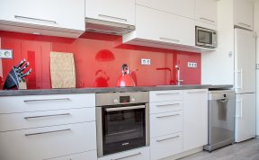 Kuchyň - bílá - červené sklo a dekor betonu na pracovní desce